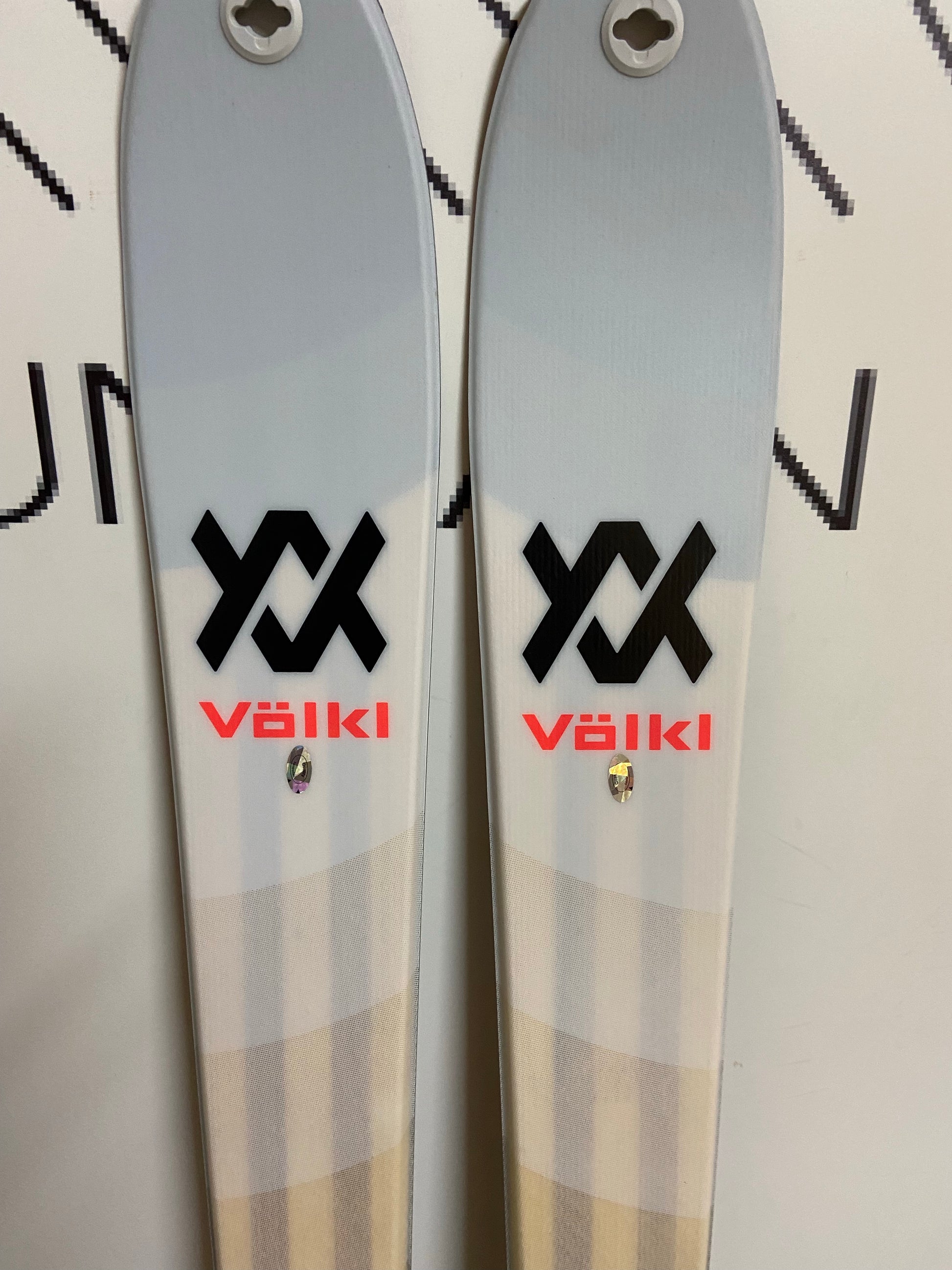 VERHUUR - Volkl Rise 80 (156cm) + Marker Alpinist 8 + Contour Hybrid vellen